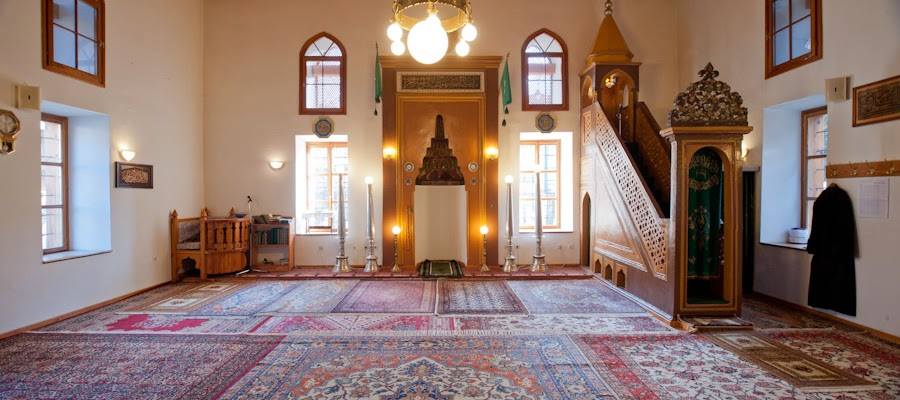 Moderna idolatrija prouzrokuje zaborav na višnjega Allaha
